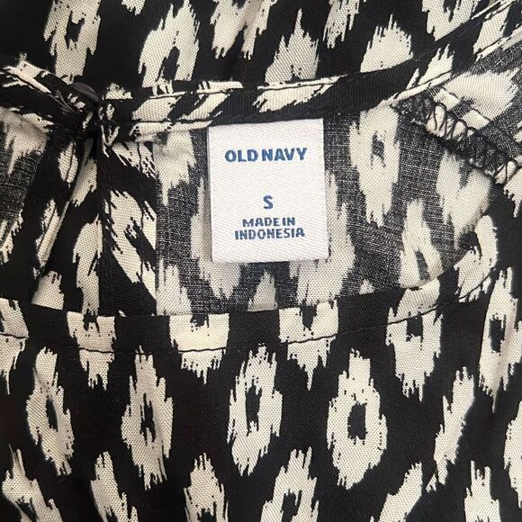 Old Navy Women's Black Sleeveless Keyhole Back Geometric Tank Top - Picture 5 of 7